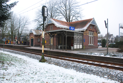 904829 Gezicht op het N.S.-station Soestdijk (Spoorstraat 1) te Soest, tijdens winterse omstandigheden.